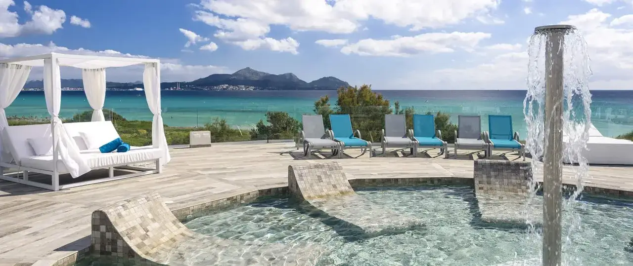 Entspannter Urlaub im TUI Kids Club Playa Garden: Liegen, Pool mit Wasserspiel und Meerblick.