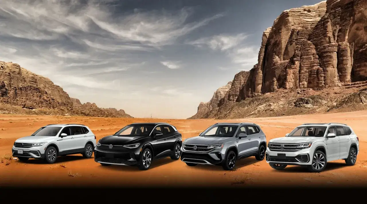 Cztery **volkswagen suv modele** - Tiguan, ID.4, Taos i Atlas - prezentują się na tle pustynnych krajobrazów.
