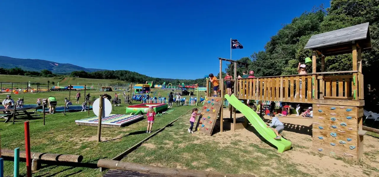 Parque infantil con tobogán, rocódromo y juegos inflables. Ideal para saber qué ver en Logroño con niños y disfrutar de un día divertido al aire libre.