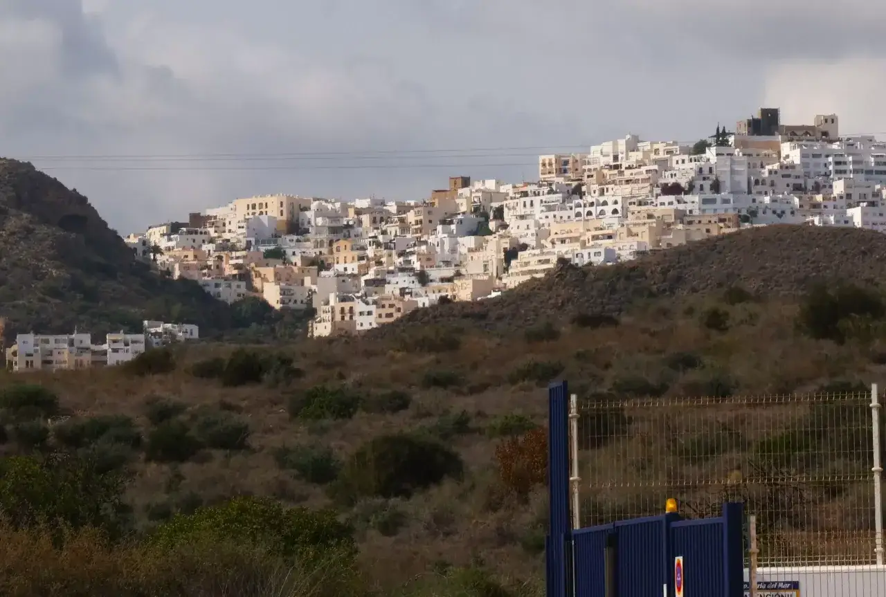 Pueblo blanco en ladera, con casas api&ntilde;adas y un castillo en la cima. Un paisaje t&iacute;pico de lo que ver en un pueblo indalo.