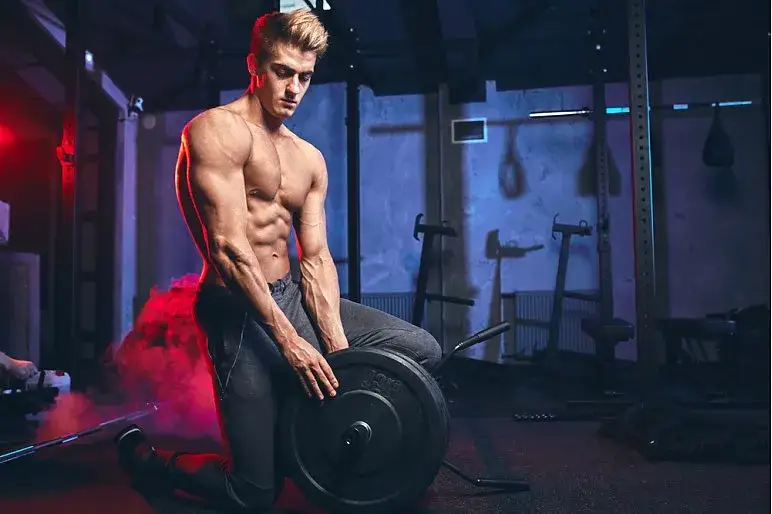 sportowiec na siłowni cytrulina pompa mięśniowa