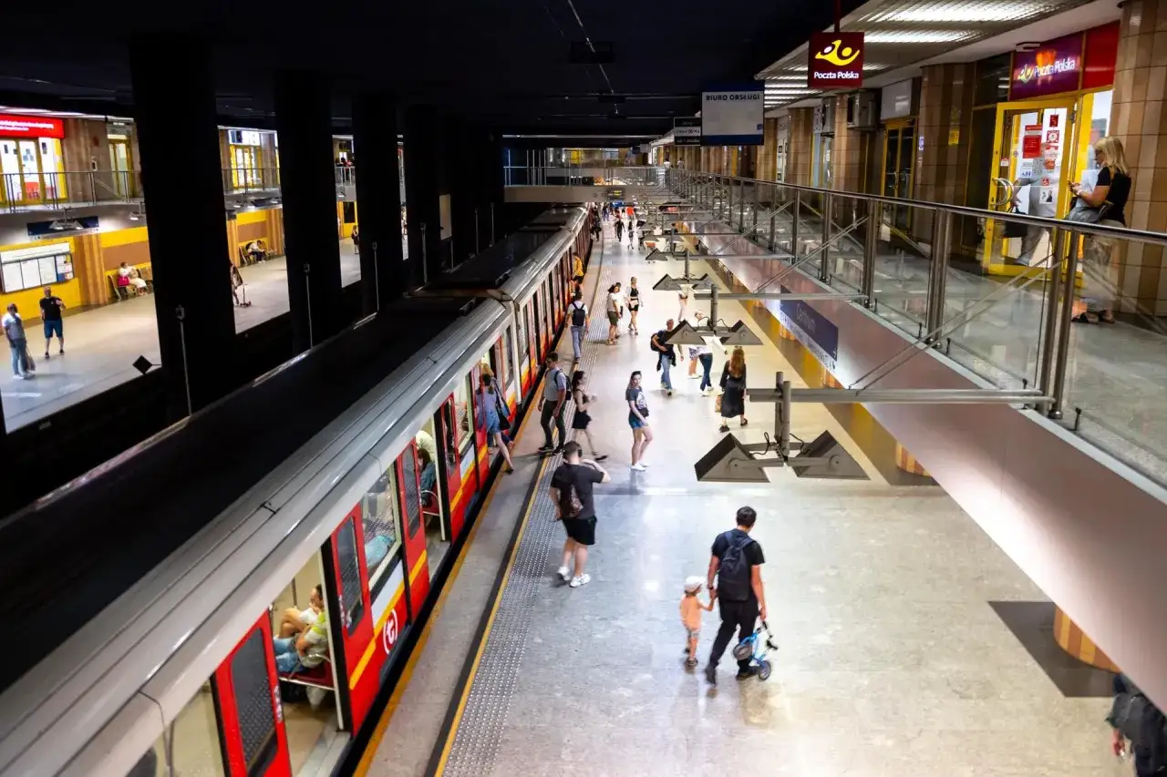 Ludzie na peronie metra, szukający drogi z dworca centralnego do metra.
