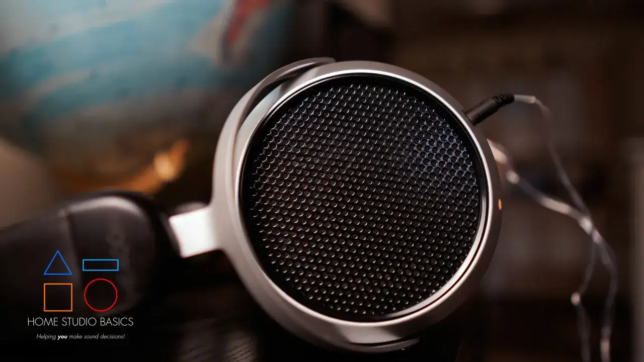 Nahaufnahme eines Hifiman HE400SE Kopfh&ouml;rers, bereit f&uuml;r einen Test. Das Gittermuster ist deutlich sichtbar.