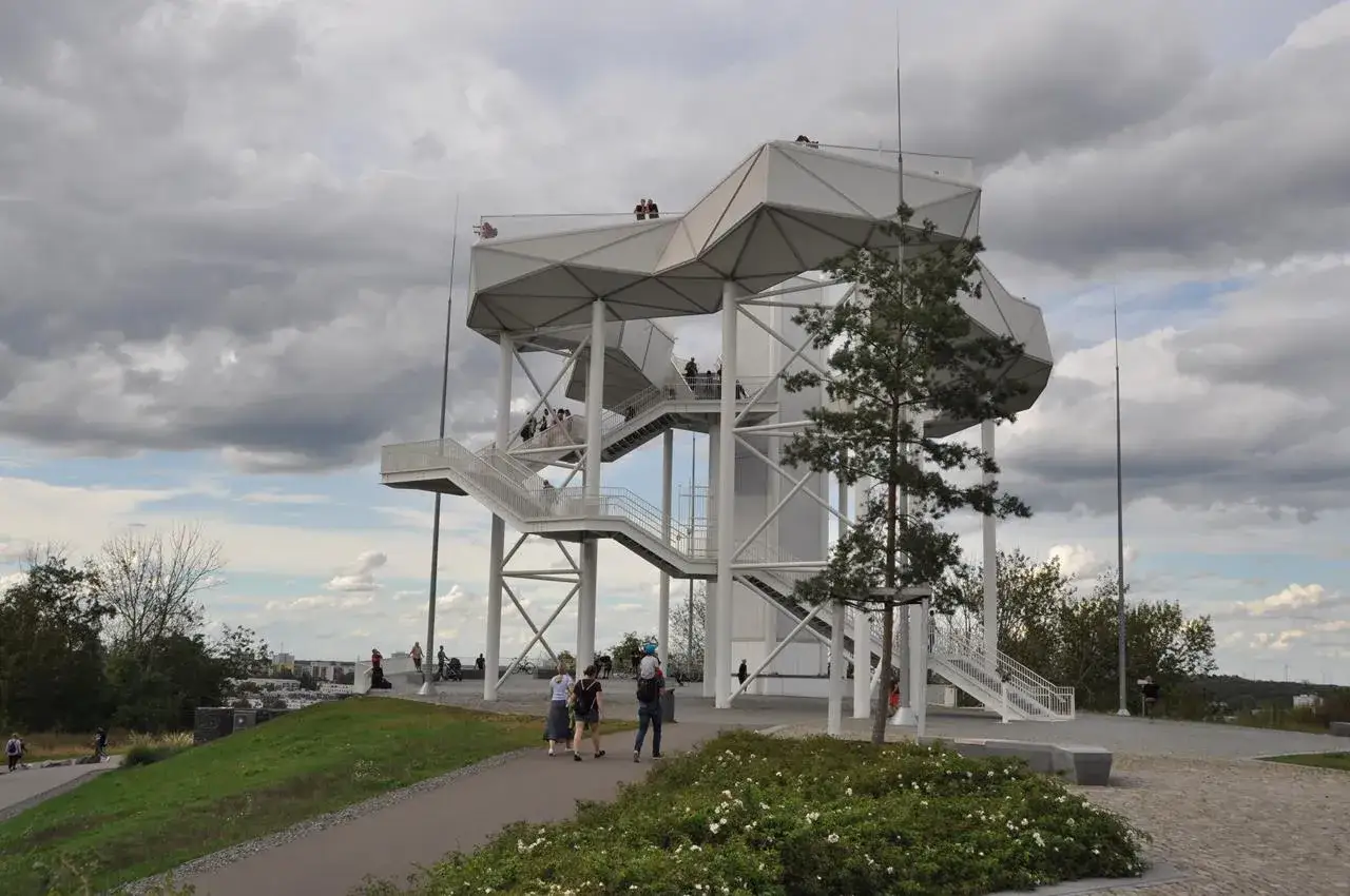 Moderne Aussichtsplattform mit Treppen und Menschen im Bezirk Marzahn-Hellersdorf.