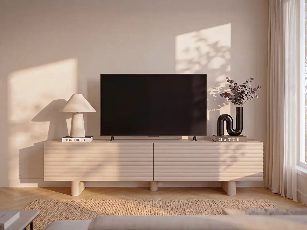En stilren tv bänk med en perfekt höjd för din TV. Lampan och vasen ger en elegant touch.