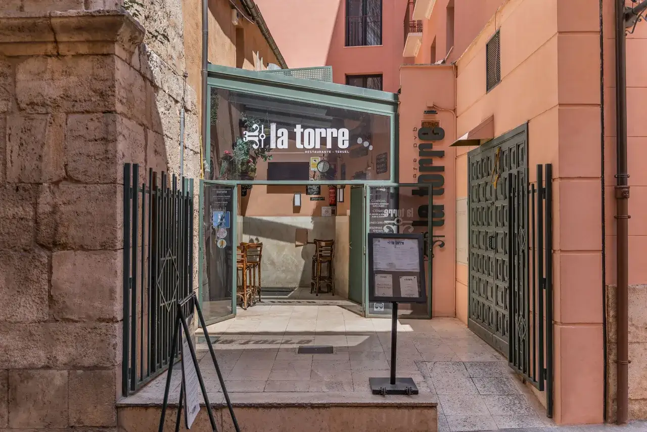La Torre, uno de los mejores restaurantes de Teruel, con su fachada acogedora y su cartel visible.