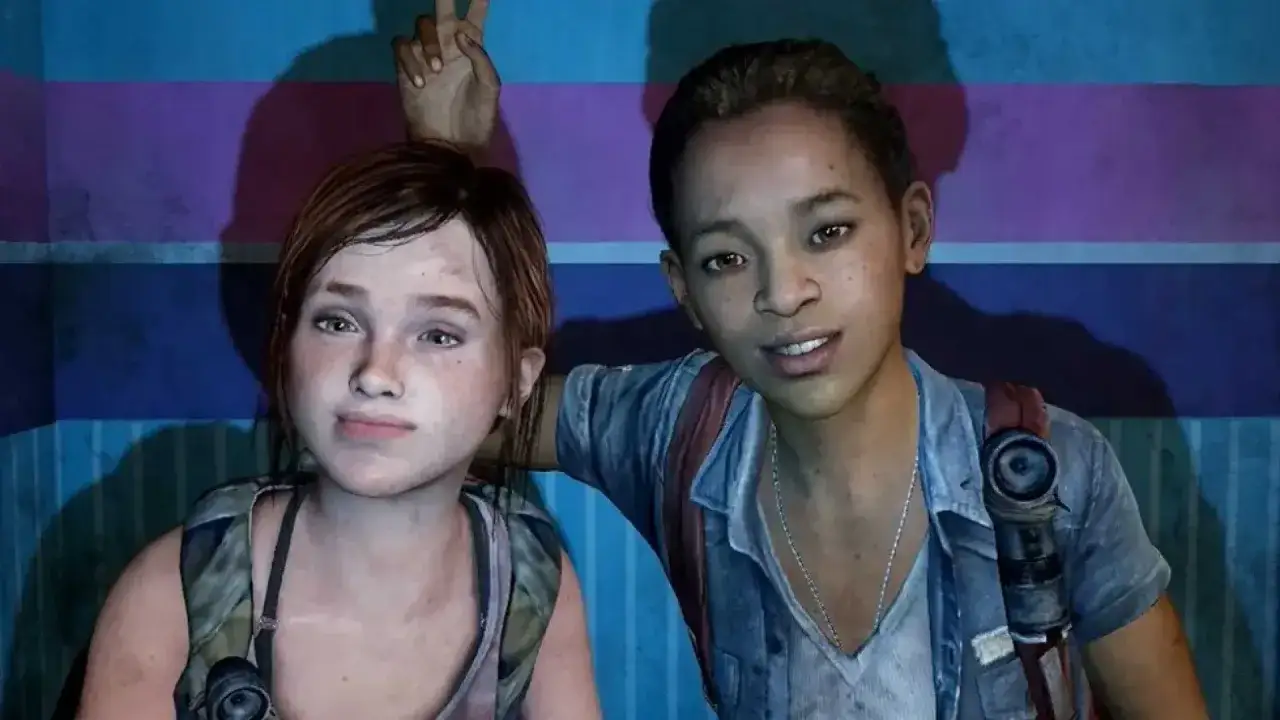 Ellie y Riley, amigas inseparables de The Last of Us, posan sonrientes con un fondo de rayas azules y moradas.