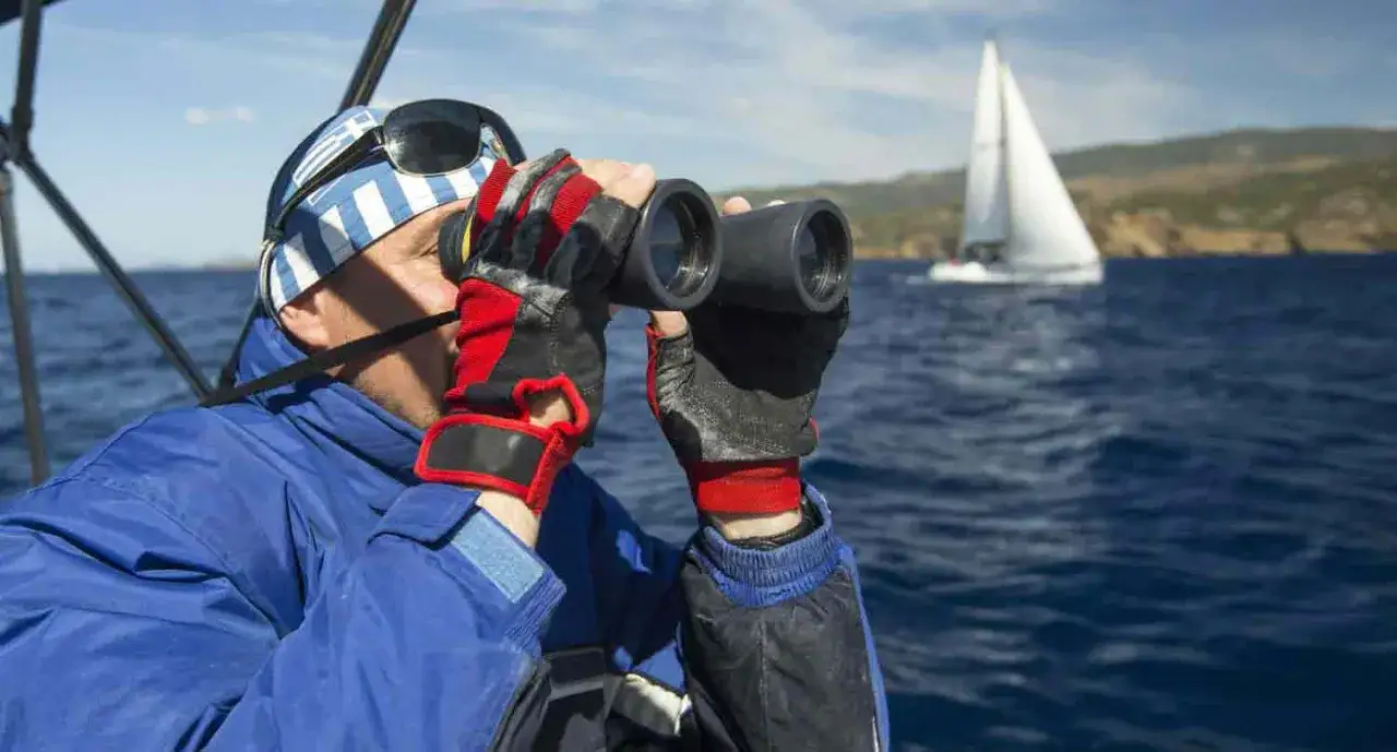 Segler mit Fernglas 7x50 Bedeutung: Er sucht nach dem Horizont, um die n&auml;chste Etappe seiner Reise zu planen.