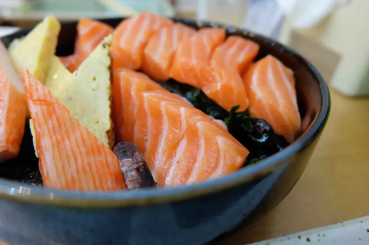 En sk&aring;l med gravad lax, krabbpinnar och &auml;gg. Perfekt f&ouml;r den som &auml;r gravid och l&auml;ngtar efter n&aring;got gott.