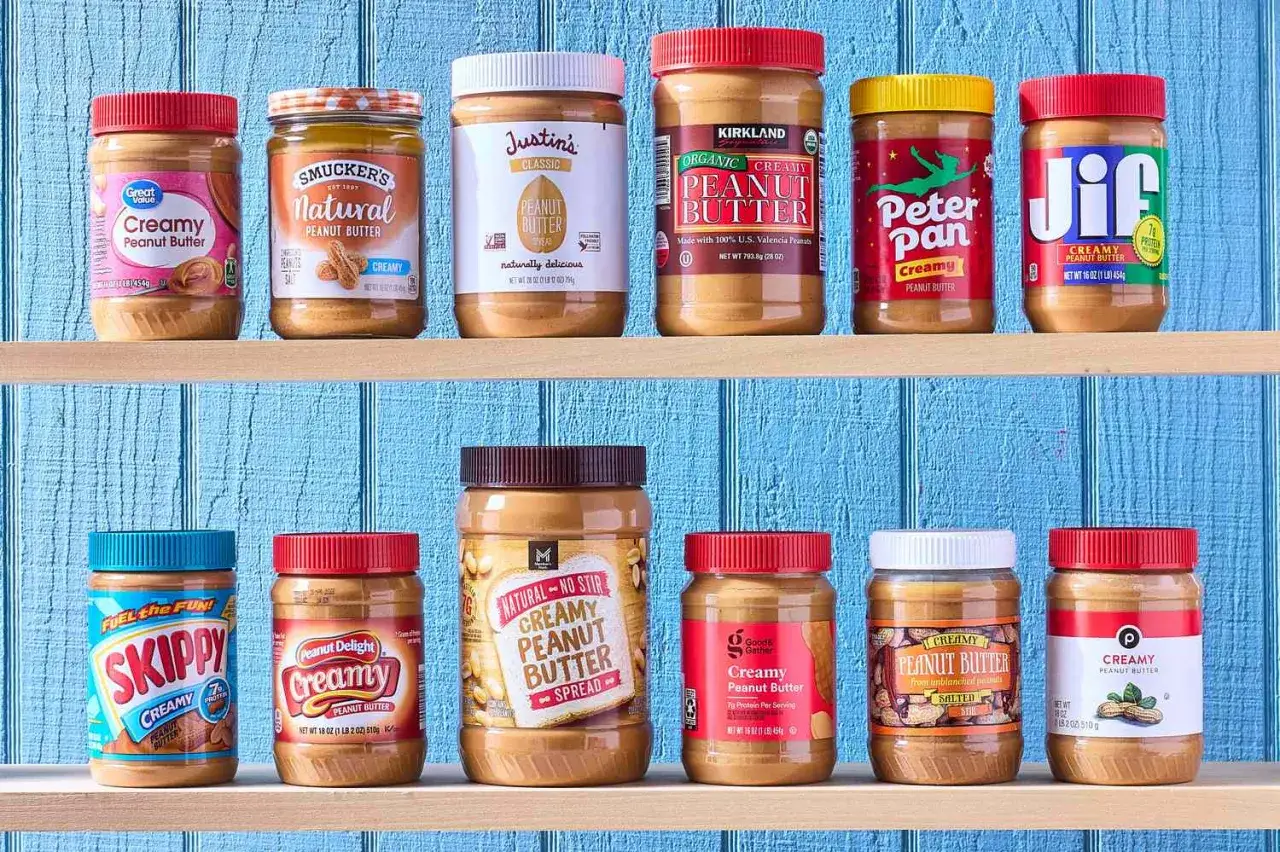 Słoiki z kremowym, dobre masło orzechowe różnych marek: Skippy, Jif, Kirkland, Smucker's, Peter Pan i inne.