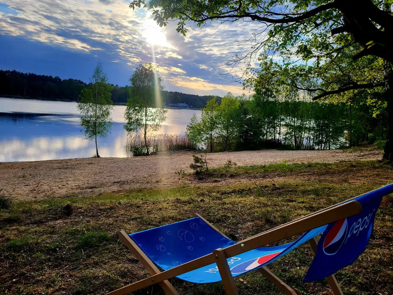 Turawa Camp widok na jezioro i kampery