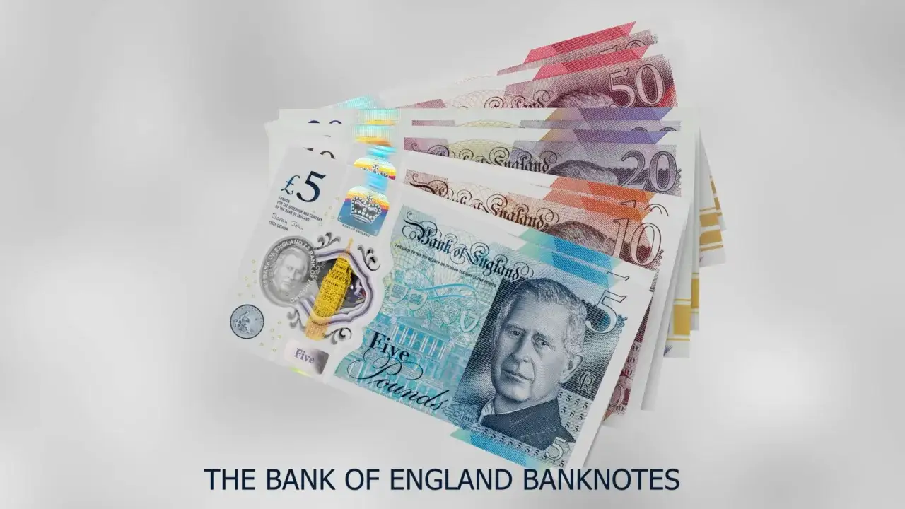 £ co to za waluta? Na zdjęciu widać brytyjskie funty szterlingi, banknoty Banku Anglii o nominałach 5, 10, 20 i 50.