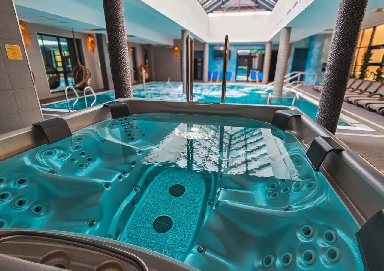 Relaks w jacuzzi i basenie. Wiele osób szuka pozytywnych **termy gorce opinie** przed wizytą.