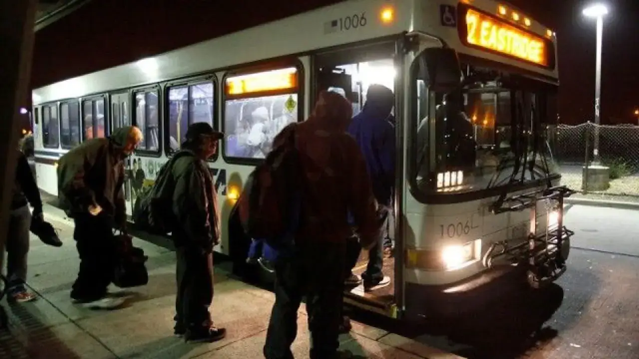 Ludzie wsiadają do autobusu nocnego. To może być nocleg tranzytowy, gdy podróżujesz w nocy i potrzebujesz tymczasowego miejsca do odpoczynku.