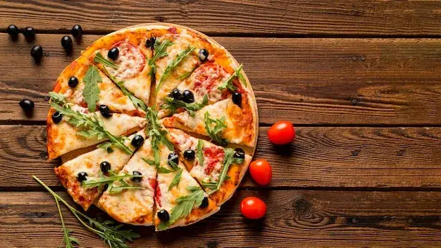 tradycyjna włoska pizza na drewnianym stole
