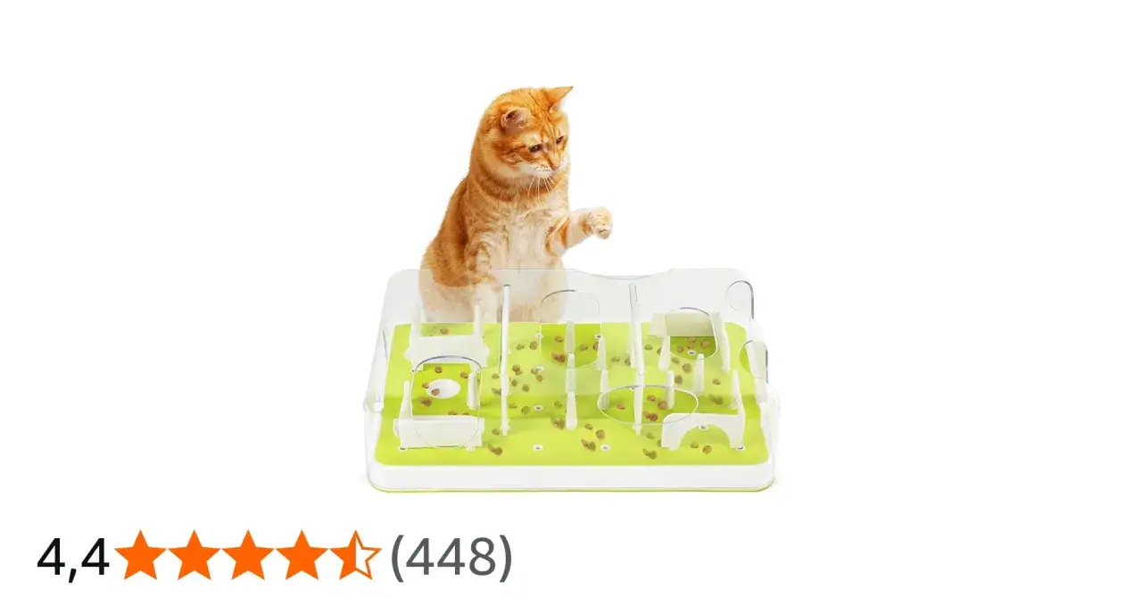 En orange katt leker med en interaktiv matskål, vilket visar att har katter bra minne när de lär sig lösa pussel för mat.