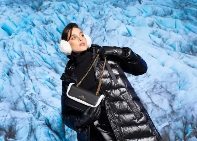 kobieta w czarnej kurtce puchowej ze srebrną torebką crossbody zimowa stylizacja miejska