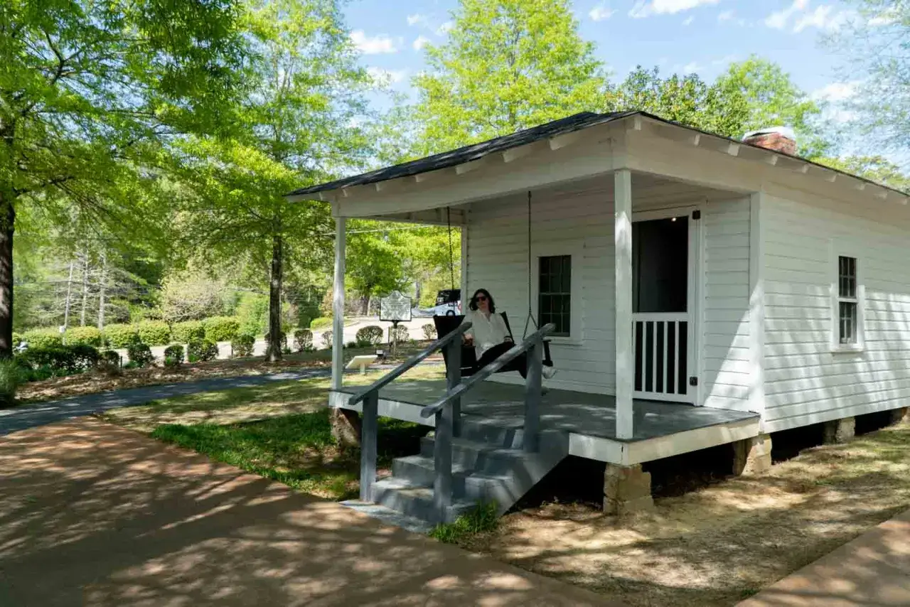 Das ist der Elvis Presley Geburtsort, ein kleines weißes Haus mit Veranda und Schaukel.