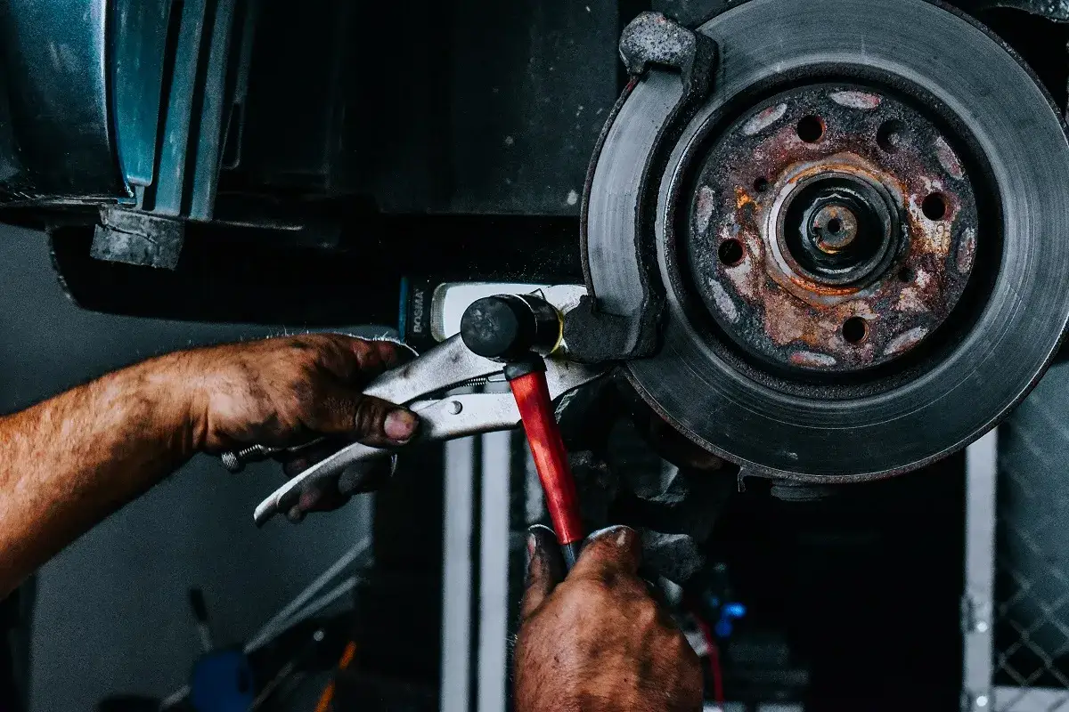 Mechanik naprawia hamulce, by uniknąć bicia przy hamowaniu z dużej prędkości.