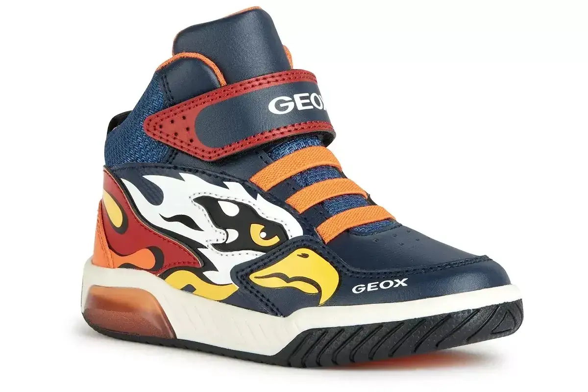 Granatowe buty dziecięce Geox z motywem orła i płomieni. To świetny wybór dla małych odkrywców, bo Geox to firma znana z innowacyjnych rozwiązań.