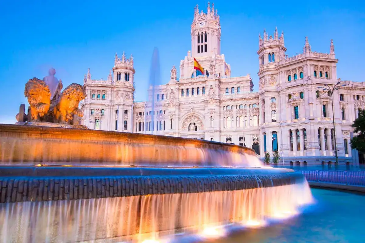 Fuente de Cibeles y el Palacio de Comunicaciones, un lugar icónico que ver en Madrid.