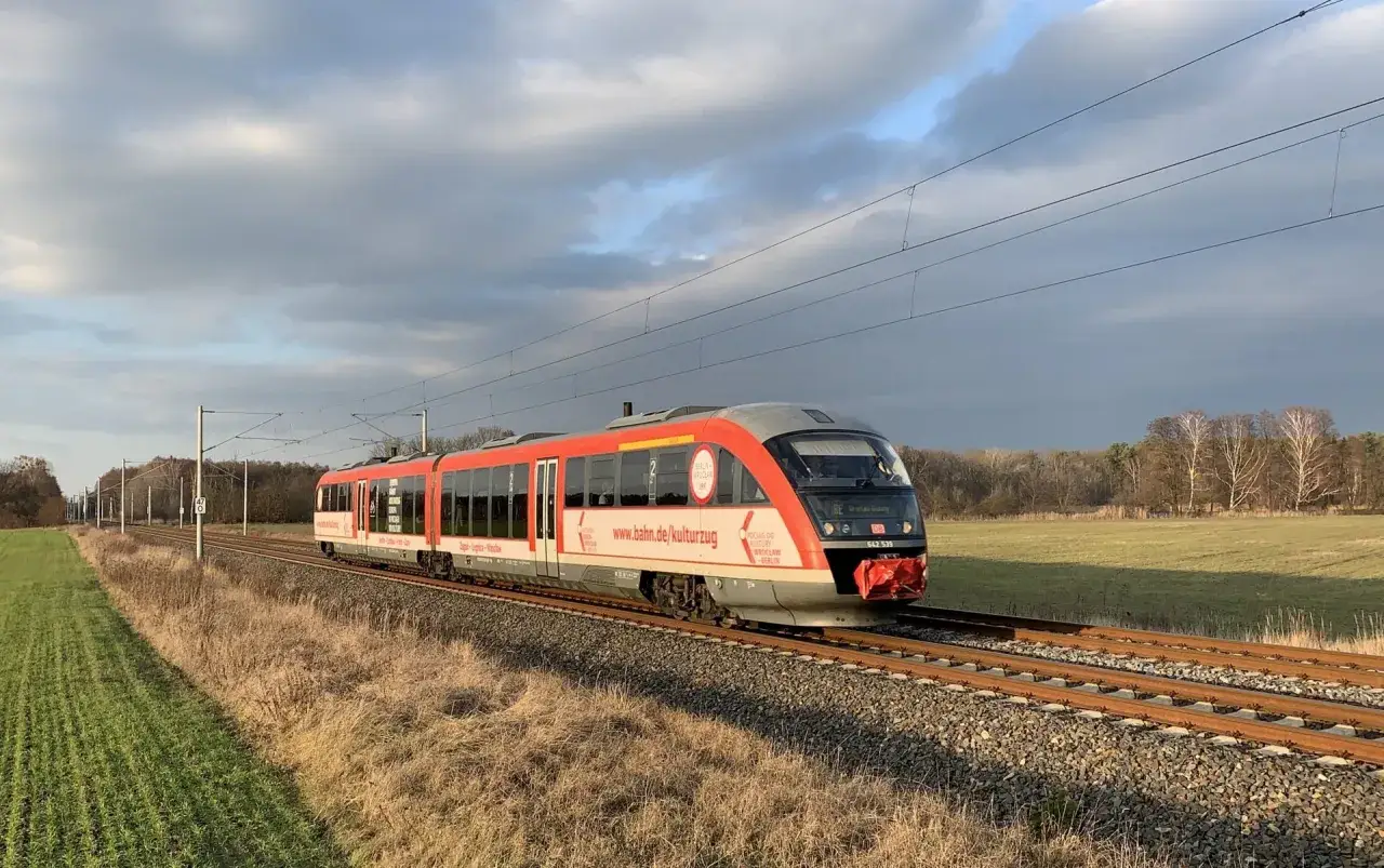 Der Kulturzug Berlin-Breslau fährt durch eine herbstliche Landschaft.