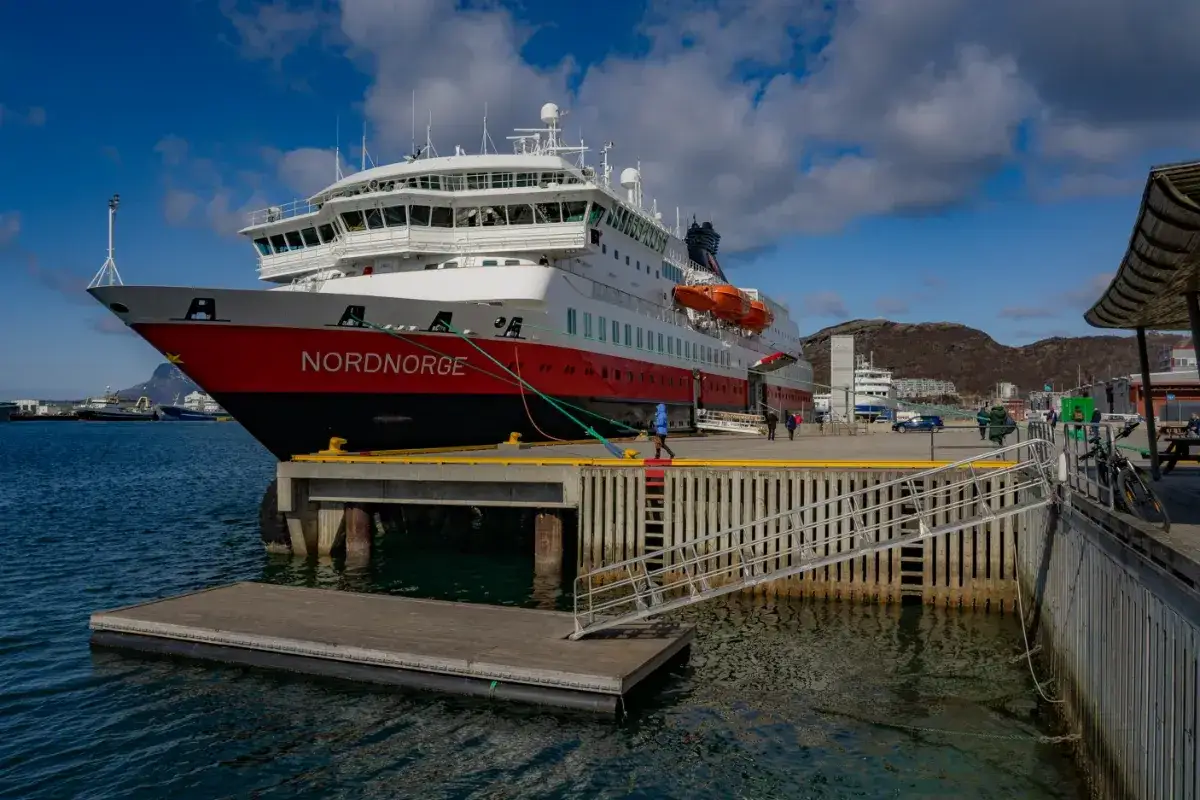 Prom NORDNORGE zacumowany w Moskenes. Statek czeka na pasażer&oacute;w, by wyruszyć w rejs po norweskich fiordach.