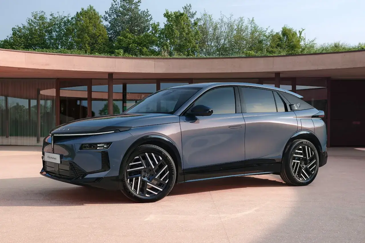 Lancia Gamma 2026, un SUV elegante e moderno, con un design audace e ruote distintive, pronto a ridefinire il futuro.