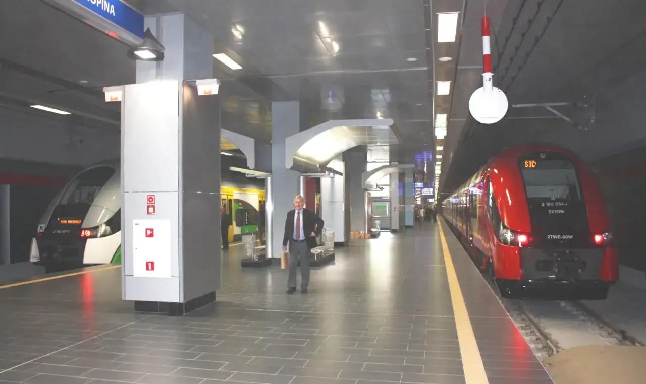 Na peronie Warszawa Centralna Lotnisko Chopina stoi czerwony pociąg SKM.