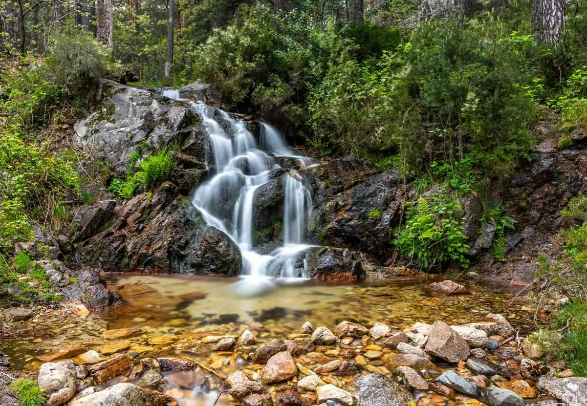 Cascada en la Sierra de Madrid. Un lugar perfecto para desconectar y pensar qué hacer hoy en la sierra de Madrid.