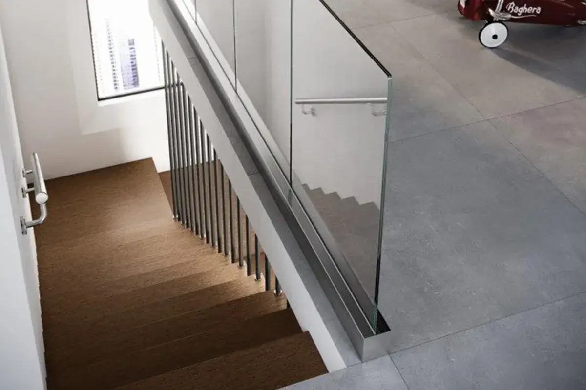 Scala moderna con gradini in legno scuro e ringhiera in vetro. Le scale misure sono perfette per un design minimalista.