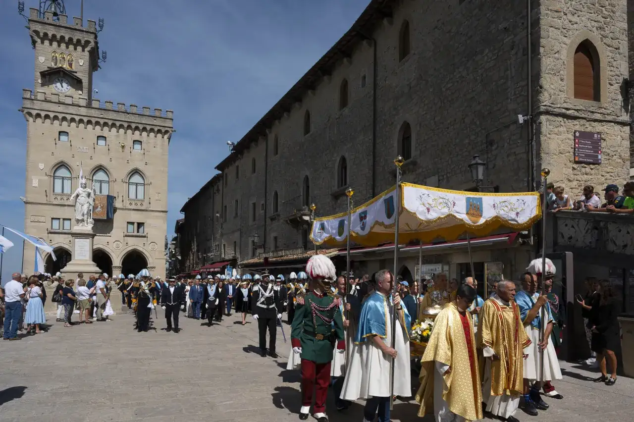 Solenne processione per la festa di San Marino, con figuranti in costume storico e autorit&agrave; civili.