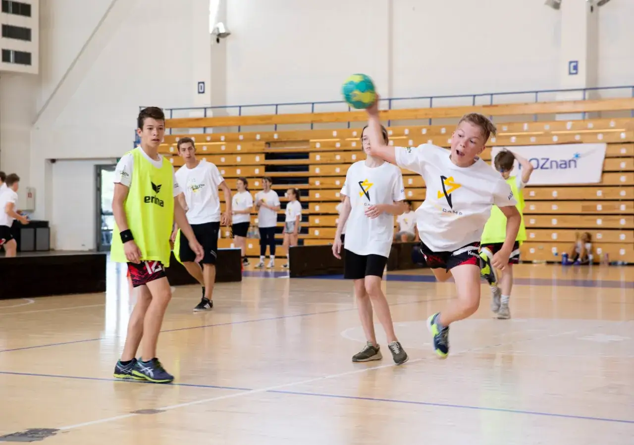 Chłopcy ćwiczą rzuty piłką ręczną. Młodzi sportowcy w akcji, rozwijają swoje umiejętności w klubach piłki ręcznej dla młodzieży.