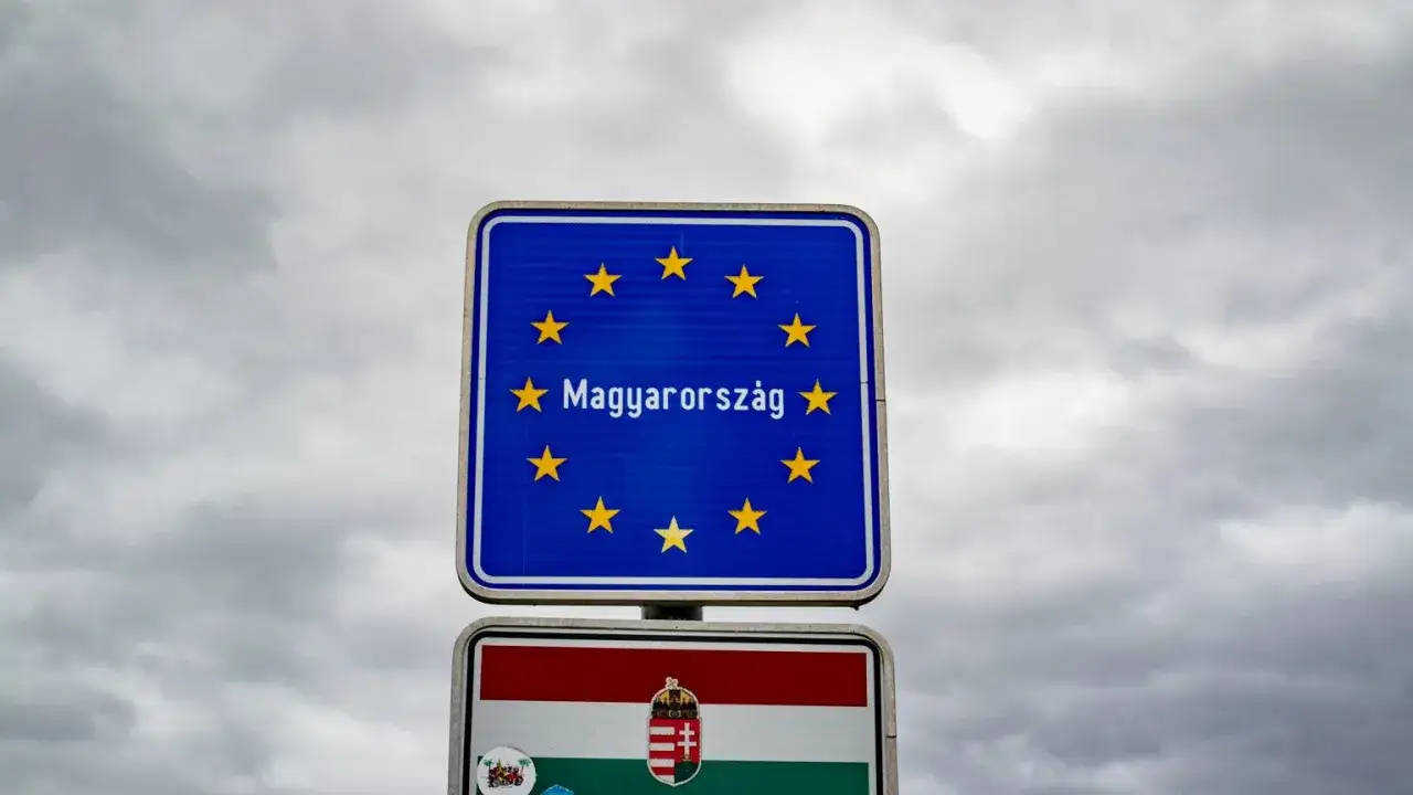 Granica z Węgrami. Znak Unii Europejskiej z napisem 