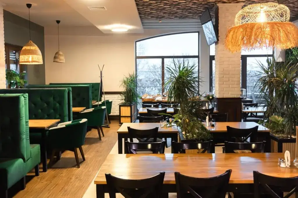 Dworek u Braci Mazur wnętrze restauracji i elegancki stół
