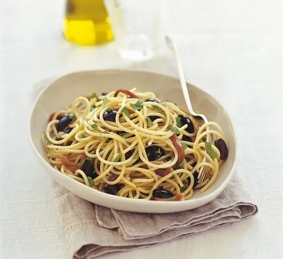 Plato de espaguetis con anchoas y perejil fresco