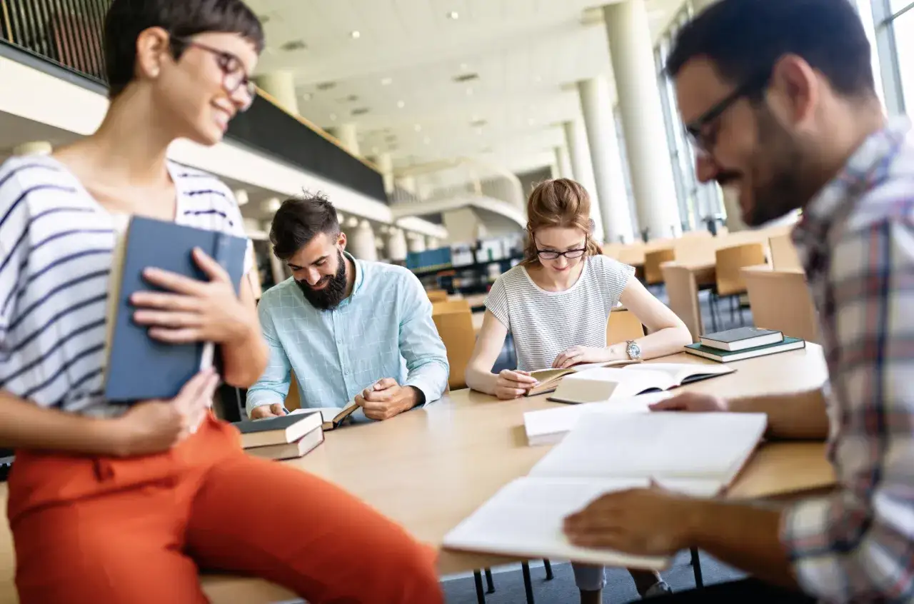 grupa uczących się razem studentów