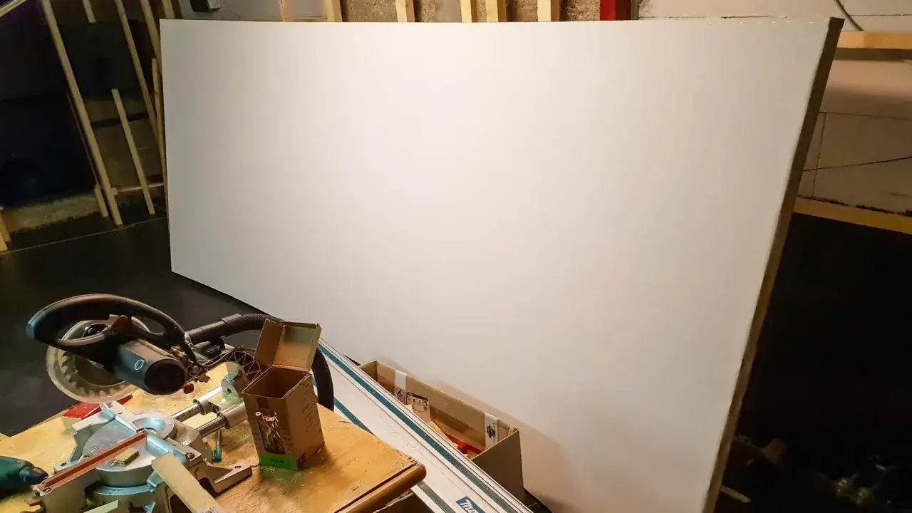 Werkzeuge f&uuml;r ein **Beamer Leinwand selber bauen** Projekt: Gehrungss&auml;ge, Holzlatten und eine gro&szlig;e wei&szlig;e Leinwand.