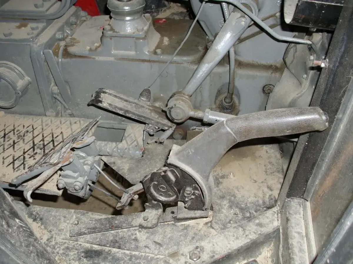 Mechanizm hamulca ręcznego w Ursusie C-330. Pokazuje, jak przerobić ręczny w C330, aby działał sprawniej.