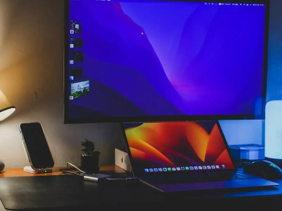 Biurko z laptopem i dodatkowym monitorem