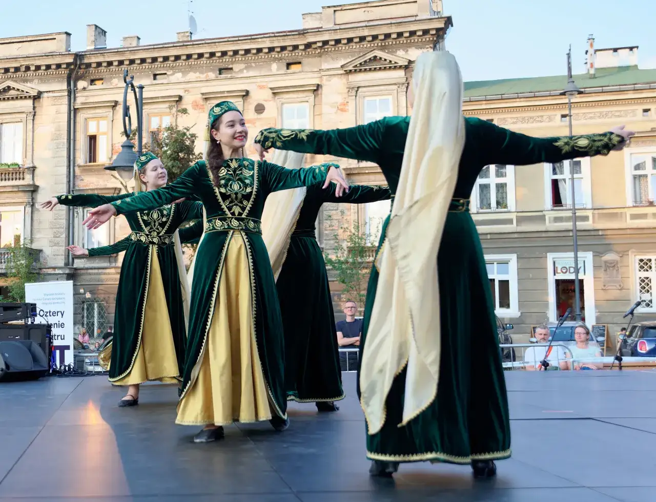 Tancerki w tradycyjnych strojach, przypominających te, które noszą osoby, które polskie gwiazdy mają korzenie ormiańskie lub tatarskie, występują na scenie.