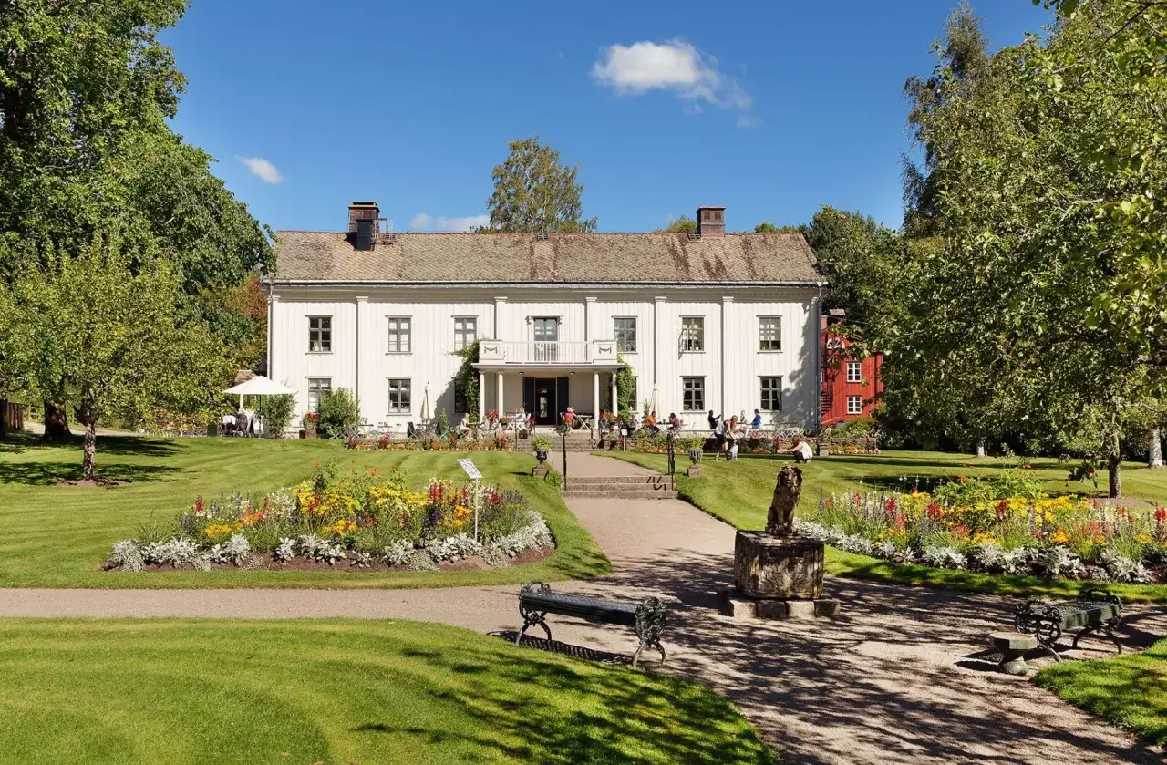 Vacker herrg&aring;rd med blomstrande tr&auml;dg&aring;rd, en plats som p&aring;minner om Gustaf Fr&ouml;dings uppv&auml;xt.