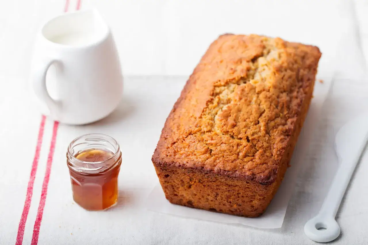 Un d&eacute;licieux g&acirc;teau sans sucre, dor&eacute; et moelleux, servi avec un petit pot de miel et un pichet de lait. Parfait pour un petit-d&eacute;jeuner sain.
