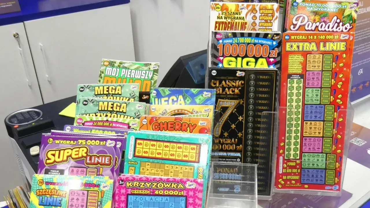 Wiele zdrapek Lotto, w tym 