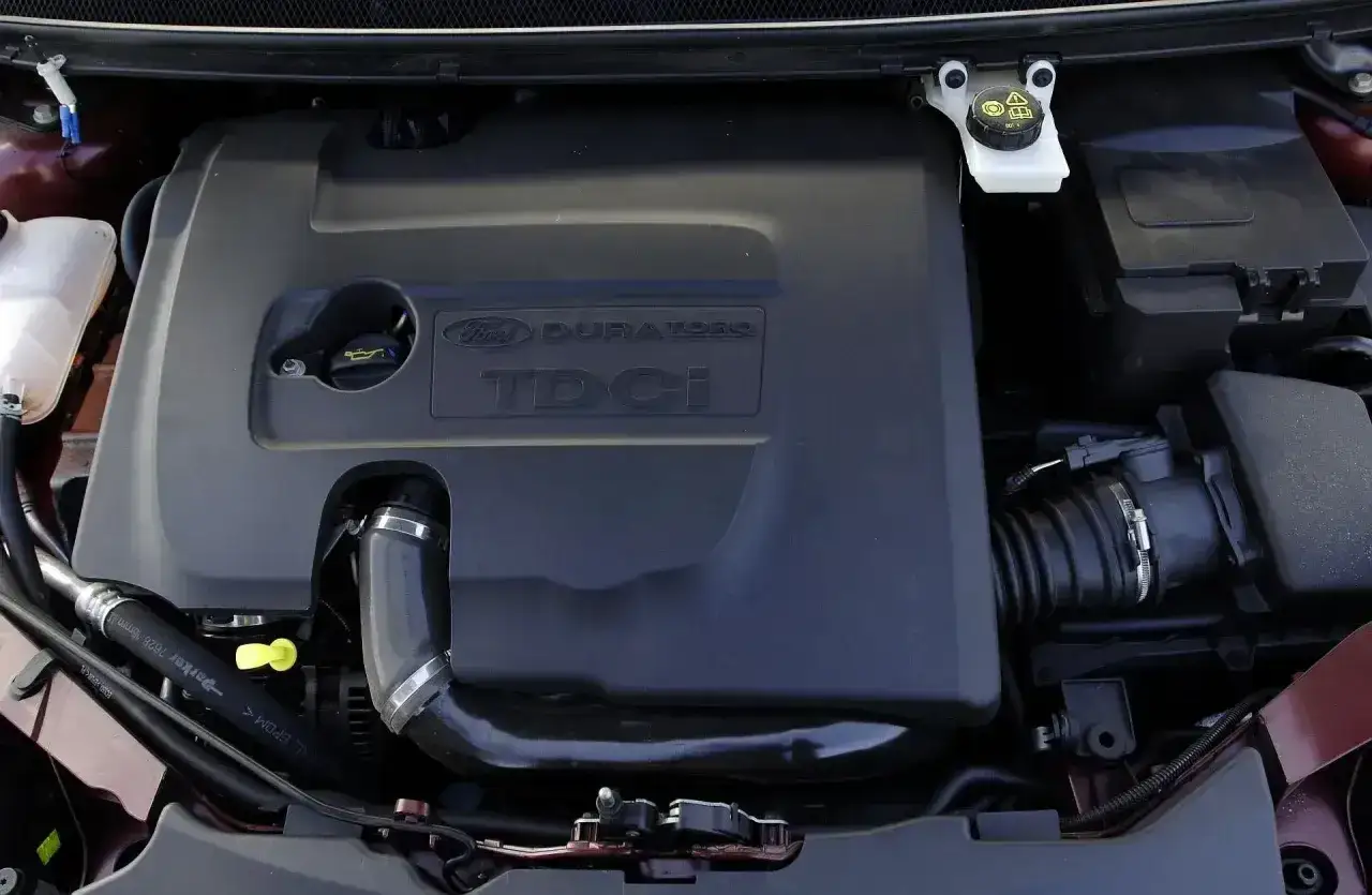 Silnik Ford Focus MK2 TDCi. Widoczna pokrywa silnika z napisem 