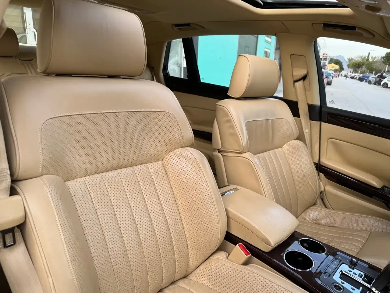 Asientos de cuero beige en un Volkswagen Phaeton 3.0 V6 TDI. Las opiniones sobre este coche de lujo son muy positivas.