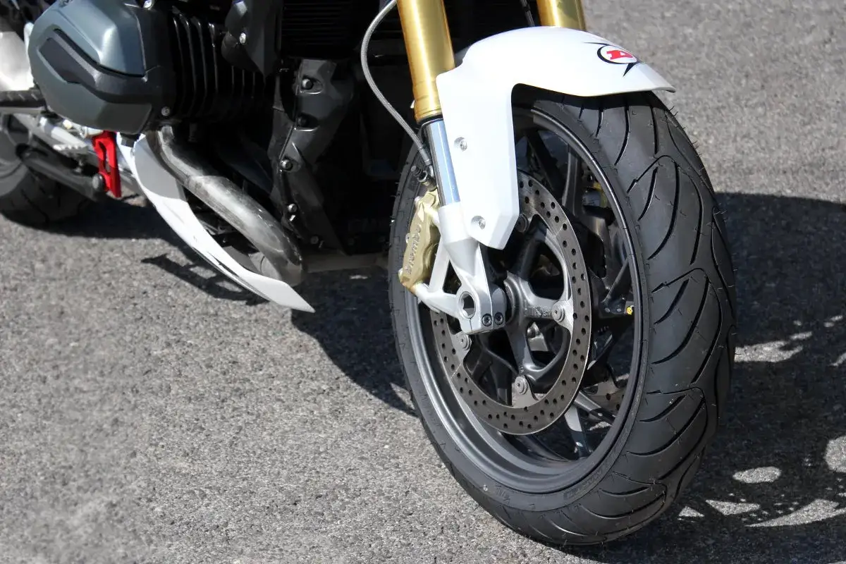 Rueda delantera de moto con neumáticos Dunlop Roadsmart 3. Opiniones positivas sobre su agarre y durabilidad.