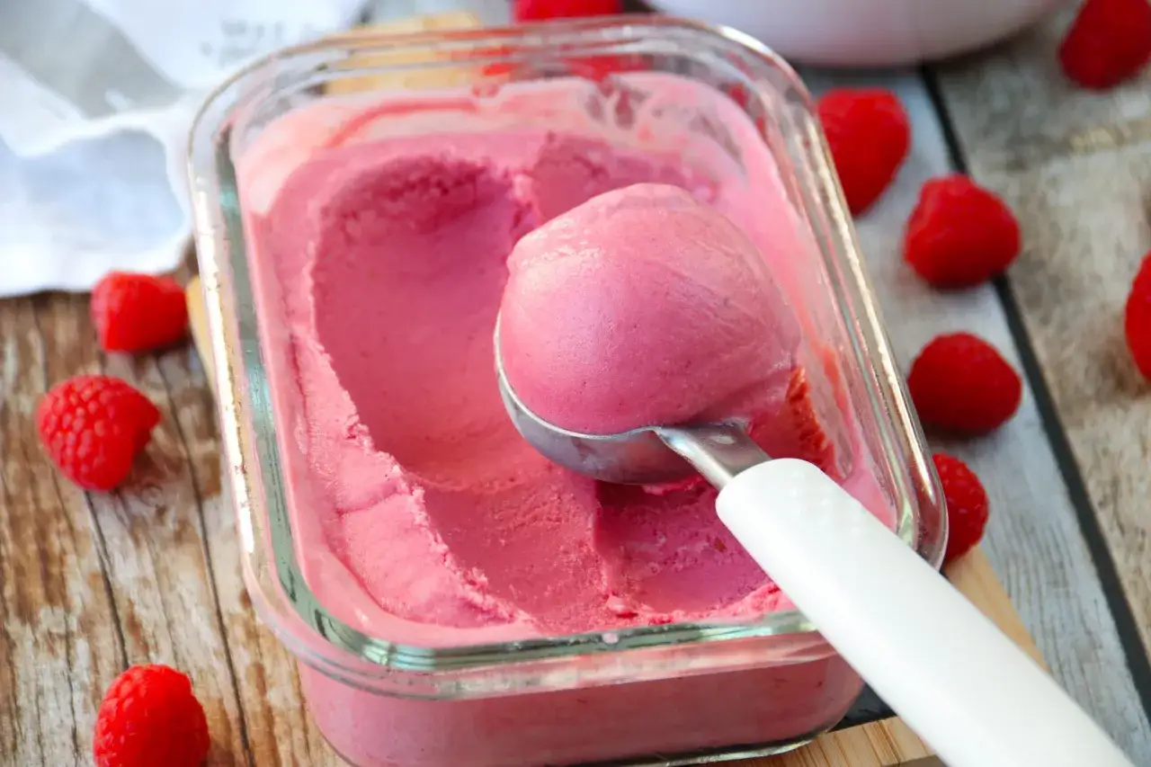 Glace framboise sans sorbeti&egrave;re, on dirait qu'elle est faite avec du lait concentr&eacute;. Une boule est servie.