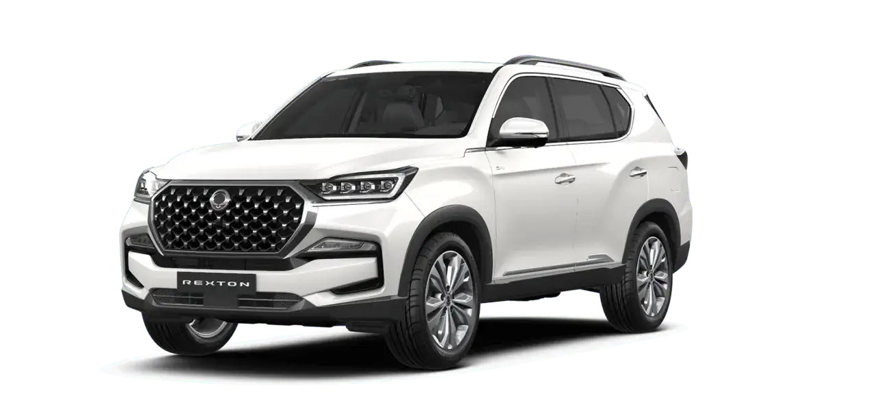 Biały SUV Rexton z chromowanym grillem i eleganckimi felgami, gotowy na każdą podróż.