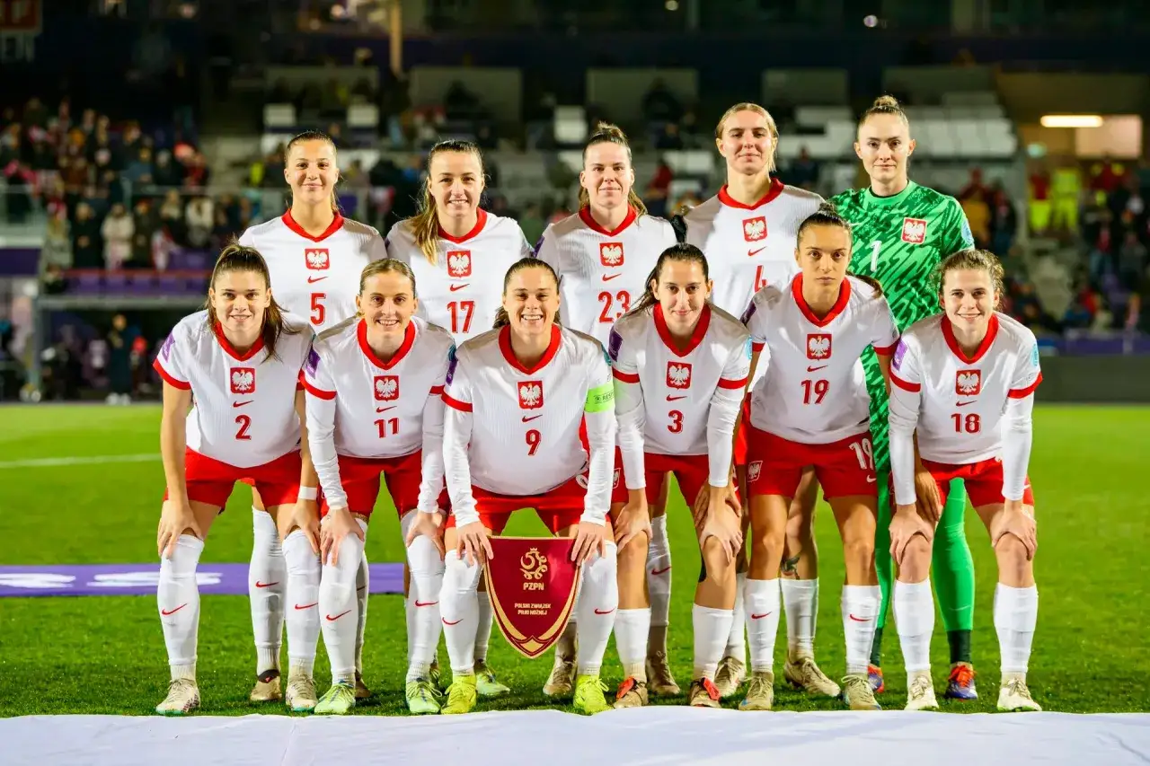 Piłkarki Polski w białych strojach z orłem na piersi, gotowe na kolejne powołania do kadry.
